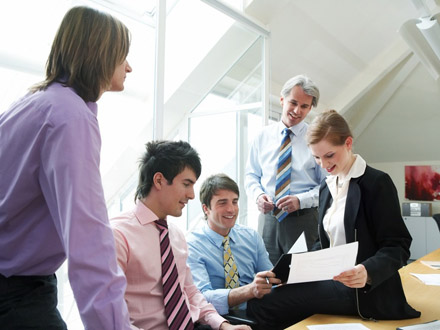 fotolia_discussing_something business_diskussion.jpg